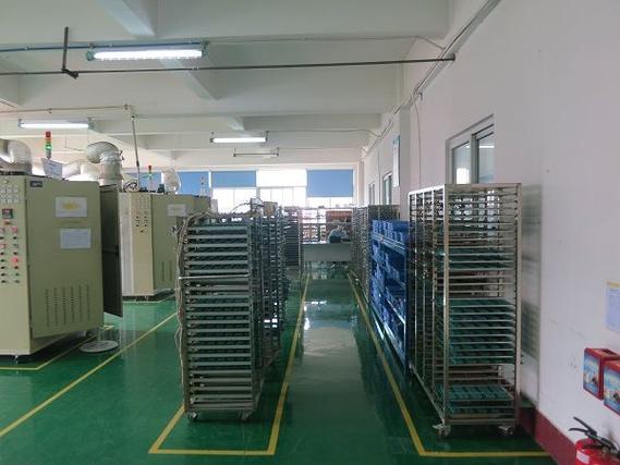 黃埔分公司的門口,換上防靜電服裝,帶上帽子和鞋套進入工廠生產車間后